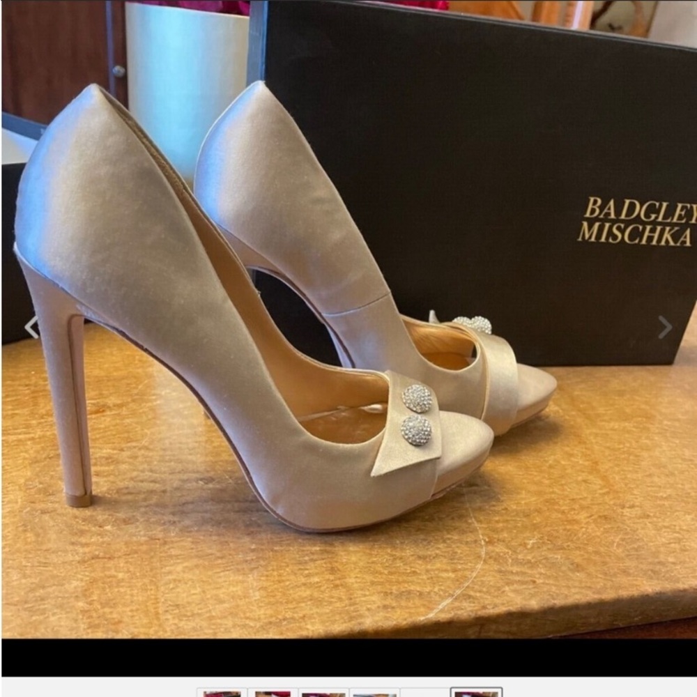 NWT 2OO Badgley Michka SIMBA  pumps size EU 35  USA 5,5  YVORY color MP 2164  .